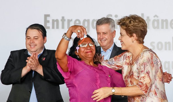 Presidente reiterou nesta quinta-feira 29 que, apesar dos ajustes na economia, o programa não será alvo de cortes nem redução no Orçamento; segundo Dilma Rousseff, "há muita conversa que não é séria" e "boatos" sobre o programa, mas os recursos e o pagamento em dia do benefício estão garantidos; "Estou aqui dizendo para vocês: o Bolsa Família não vai ser interrompido, o Minha Casa, Minha Vida não vai ser interrompido", assegurou, em discurso durante a entrega de 928 apartamentos no Paranoá, cidade do Distro Federal; também foram feitas entregas simultâneas em cidades do interior de São Paulo e Canoas (RS)