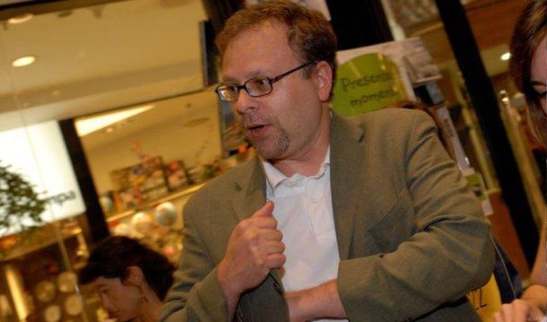 O jornalista Thales Guaracy, que já dirigiu a revista Playboy, comentou o anúncio do fim da publicação no Brasil; para ele, a editora Abril foi a grande culpada pela situação; "A editora preferiu esvaziar o site e cortou à Playboy brasileira o caminho para o futuro. Foi aí que se deu minha saída. Com a morte de Roberto Civita, que me convidara para o cargo, mas faleceu numa cirurgia ao mesmo tempo em que eu assumia a direção da revista, entendi que eu era o único ali a defender a publicação e trabalhar para uma solução. A equipe que se seguiu, do jornalista Sérgio Xavier, conseguiu ainda conduzir a publicação com méritos e profissionalismo até o seu destino já traçado", disse