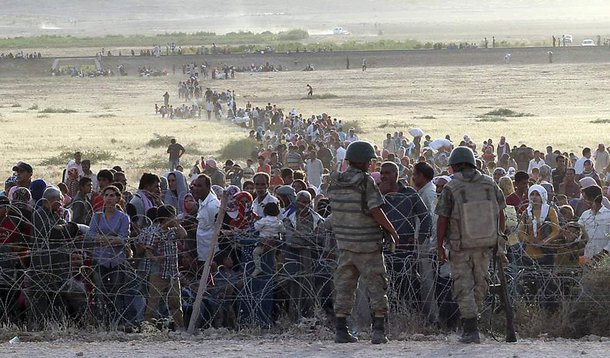 Segundo o governo turco e o Observatório Sírio para os Direitos Humanos (OSDH), milhares de civis deixaram a cidade de Aleppo, alvo desde segunda-feira (1º) de uma vasta ofensiva do Exército da Síria, apoiado por intensos bombardeios da aviação russa, seu principal aliado; “Atualmente, há 10 mil novos refugiados à espera em Kilis por causa dos bombardeios aéreos e dos ataques contra Aleppo. Entre 60 mil e 70 mil pessoas estão se deslocando a partir dos acampamentos do norte de Aleppo em direção à Turquia”, afirmou o primeiro-ministro turco Ahmet Davutoglu