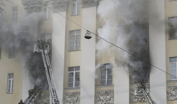 Um incêndio destruiu um edifício do Ministério da Defesa russo no centro de Moscou neste domingo, encobrindo com nuvens de fumaça a capital russa enquanto os bombeiros lutavam para apagar o fogo; cerca de 50 pessoas tiveram de deixar o prédio administrativo, que data do final do século 18; ninguém ficou ferido