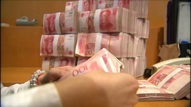 China será capaz de manter o crescimento econômico em torno de 6% a 7% ao ano durante os próximos três a cinco anos, disse uma autoridade do banco central chinês neste sábado, um dia depois de o banco cortar as taxas de juro pela sexta vez em menos de um ano; comentários de Yi Gang, vice-presidente do Banco Popular da China, parecem estar destinados a garantir aos investidores que esse nível de crescimento econômico -o ritmo mais lento em duas décadas, mas ainda melhor do que em outras grandes economias- é o "novo normal" da economia chinesa