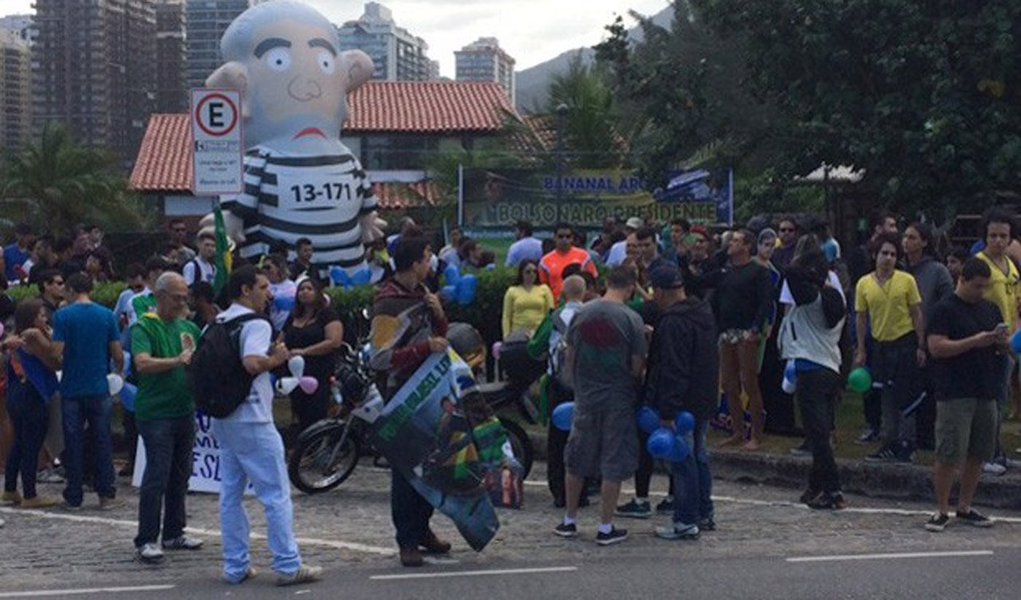 Protesto em prol do parlamentar ultrarradical de direita reuniu algumas dezenas de pessoas em frente ao condomínio onde ele mora, na Barra da Tijuca, zona oeste da cidade; a marcha, promovido pelo Movimento Direita, Já, foi realizada uma semana depois de um protesto contra o parlamentar, este coordenado pelo grupo Levante Popular, no mesmo local; Bolsonaro também participou do ato deste domingo e discursou para seus apoiadores; antes mesmo do discurso começar, manifestantes gritaram o nome do coronel Brilhante Ustra, torturador-mor do regime militar