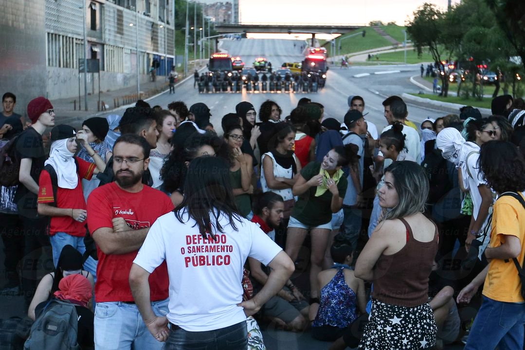 Vídeo revela cavalos da Polícia Militar do Distrito Federal avançando contra manifestantes que protestavam nesta quarta-feira 4 contra o aumento da passagem; imagens mostram correria, tumulto e pessoas atropeladas; outro protesto contra o aumento da tarifa foi realizado na segunda-feira 2 (foto)