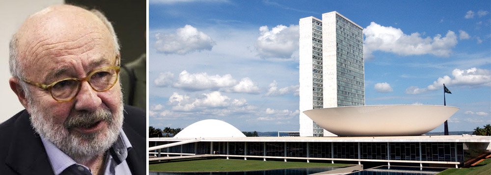 "Os principais atores políticos já não conseguem esconder expressões de cansaço e preocupação à espera da próxima bomba da Lava Jato e de como será a reação das ruas nas manifestações programadas para este domingo", descreve o jornalista; para ele, "é jogo jogado, e já não há muito o que fazer para mudar o clima de fim de feira que Brasília está vivendo neste final do verão de 2016"