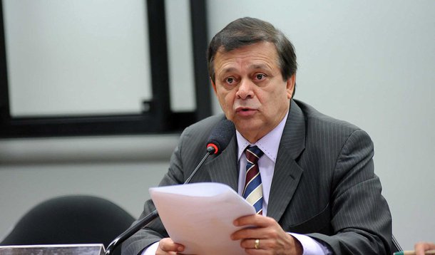 Relator da comissão do impeachment, o deputado Jovair Arantes (PTB-GO) disse que estuda a possibilidade de anexar ao pedido de afastamento da presidente Dilma Rousseff as acusações feitas na delação do senador Delcídio do Amaral (MS); o presidente da comissão, Rogério Rosso (PSD-DF), disse que a decisão é de Jovair: "A consideração ou não dos documentos anexados será objeto de decisão do relator quando da elaboração do seu parecer que será submetido ao juízo desse colegiado"