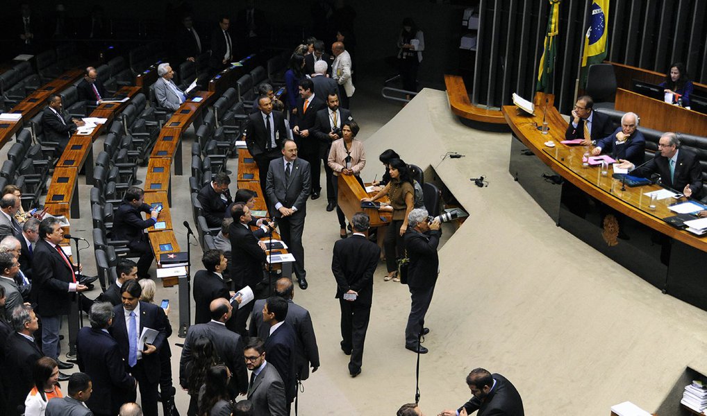 Como se aproveitando do fim de carreira de Eduardo Cunha, as bancadas da bala, da bíblia e do boi aprovaram retrocessos inimagináveis; estão desfigurando a "Constituição cidadã", esterilizando direitos com discursos e ações medievais