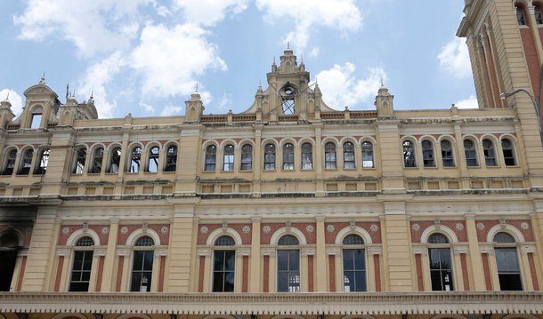 Dois meses e meio após o incêndio que atingiu o Museu de Língua Portuguesa e comprometeu parte do prédio histórico da Estação da Luz, o governo paulista anunciou que o local passará por reformas, em fase que antecede o restauro da arquitetura; as obras devem se estender até o fim de maio ou início de junho deste ano; recursos serão destinados pela companhia de seguros do Museu
