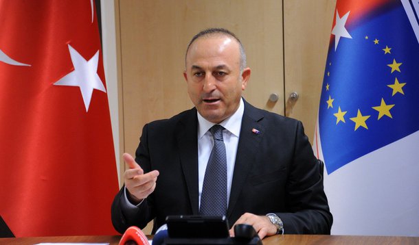 Ministro das Relações Exteriores turco, Mevlut Cavusoglu, disse que a paciência da Turquia com a Rússia "tem um limite" e considerou "exagerada" a reação de  Moscou a um incidente naval no fim de semana; destróier russo disparou tiros de advertência contra um navio turco no Mar Egeu para evitar uma colisão; Rússia também convocou o adido militar turco para tratar do incidente; "A Rússia e a Turquia certamente devem restabelecer as relações de confiança que sempre tiveram, mas nossa paciência tem um limite", disse Cavusoglu