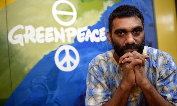 O diretor-executivo da organização ambiental Greenpeace, Kumi Naidoo, disse ontem que a aprovação do texto final da Conferência Mundial do Clima (COP 21) sobre a redução de emissões de gases de efeito estufa representa o fim da era dos combustíveis fósseis; “O mais importante desta conferência é que a indústria dos combustíveis fósseis recebeu hoje a mensagem de que este é o fim da era das energias fósseis. Não podíamos imaginar que acabaríamos por conseguir um objetivo de limitação do aquecimento global a 1,5 grau Celsius [°C]”, destacou