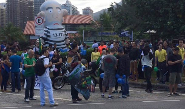 Protesto em prol do parlamentar ultrarradical de direita reuniu algumas dezenas de pessoas em frente ao condomínio onde ele mora, na Barra da Tijuca, zona oeste da cidade; a marcha, promovido pelo Movimento Direita, Já, foi realizada uma semana depois de um protesto contra o parlamentar, este coordenado pelo grupo Levante Popular, no mesmo local; Bolsonaro também participou do ato deste domingo e discursou para seus apoiadores; antes mesmo do discurso começar, manifestantes gritaram o nome do coronel Brilhante Ustra, torturador-mor do regime militar