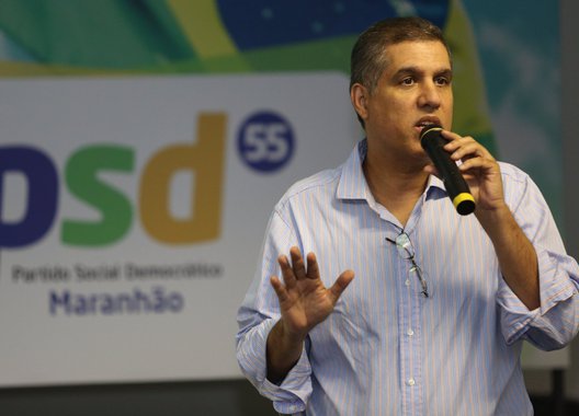 Apontado pelo Ministério Público do Estado do Maranhão como mentor intelectual e chefe da organização criminosa responsável por conceder isenções fiscais ilegais, o ex-secretário da Fazenda no governo Roseana Sarney, Cláudio Trinchão, será afastado do governo Michel Temer (PMDB) e da presidência do PSD no Maranhão; ele é assessor especial do ministro de Ciência, Tecnologia, Inovação e Comunicações, Gilberto Kassab, que também é presidente nacional do PSD