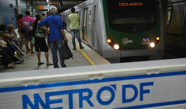 Os serviços da Companhia do Metropolitano do Distrito Federal (Metrô-DF) funcionam normalmente nesta sexta-feira (13), após os metroviários decidirem na noite de quinta-feira que voltariam ao trabalho; os 24 trens da empresa circulam desde as 6h30 e as 24 estações estão abertas para embarque e desembarque; o serviço voltou a funcionar no horário habitual: de segunda a sábado, das 6 horas às 23h30, e no domingo, das 7 às 19 horas; durante a greve, operou apenas nos horários de pico