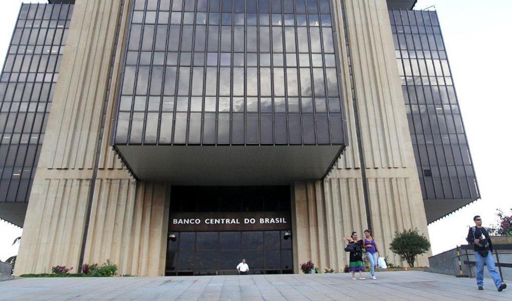 Banco Central ajustou as regras do recolhimento compulsório permitindo que os bancos destinem até R$ 3 bilhões de depósitos compulsórios de poupança a operações de financiamentos de projetos de infraestrutura do Programa de Aceleração do Crescimento (PAC), com exceção do programa Minha Casa, Minha Vida; em maio, o Conselho Monetário Nacional (CMN) já havia liberado a utilização pelos bancos de parte do depósito compulsório relacionado à poupança imobiliária para a realização de novas operações de financiamento habitacional; desde então financiamentos chegaram a  R$ 12 bilhões