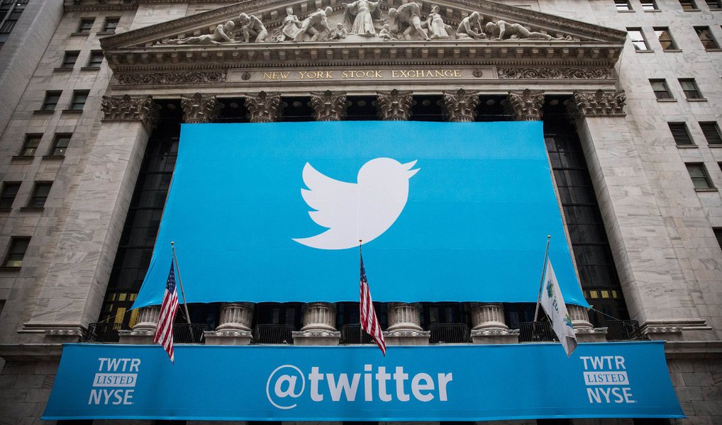 Brasil é o segundo país a receber a função agregadora de conteúdo "moments"; recurso permite que os usuários acompanhem uma seleção de conteúdos relevantes definidos através de um processo de curadoria realizada por jornalistas do próprio Twitter, assim como veículos de mídia; "Isso acontece pelo nosso crescimento no Brasil, mas também pela característica do usuário brasileiro, que é interessado em experimentar novas plataformas", disse o vice-presidente do Twitter para a América Latina, Guilherme Ribenboim; dos 500 milhões de tuítes publicados por dia na rede de microblogs, 40 milhões são de brasileiros