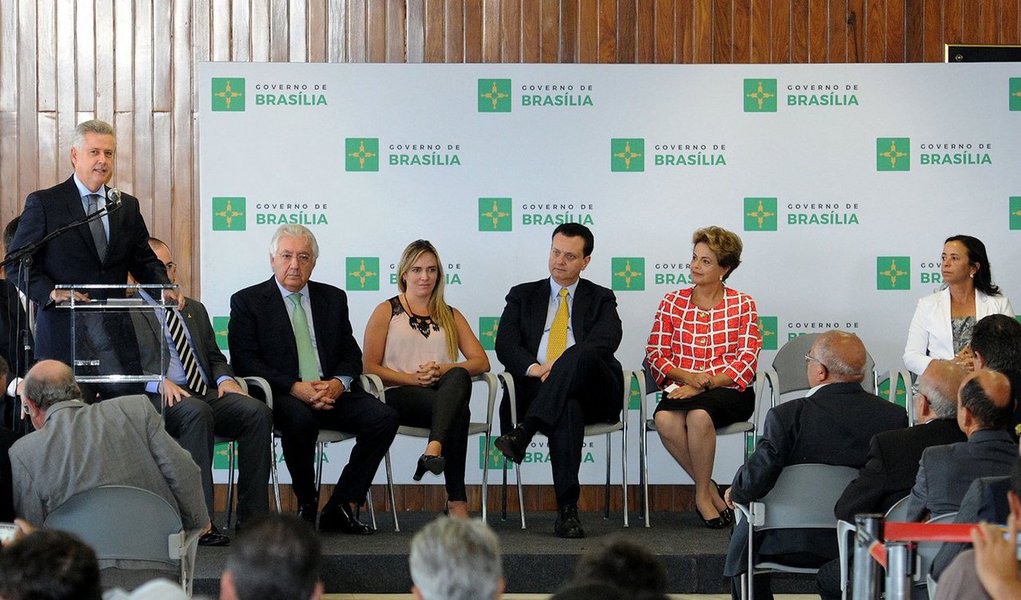 O tempo médio para abrir empresas no Distrito Federal cairá de 120 para cinco a dez dias; a lei de simplificação de atividades econômicas, que permitirá usar a internet para abreviar o registro e licenciamento, foi sancionada pelo governador Rodrigo Rollemberg no Palácio do Buriti; o pedido de abertura de empresas será feito por formulário eletrônico on-line; e o processo, simplificado; o DF foi a unidade da Federação escolhida para ser piloto do projeto, por meio de parceria com a extinta Secretaria da Micro e Pequena Empresa da Presidência da República — atualmente parte da Secretaria de Governo