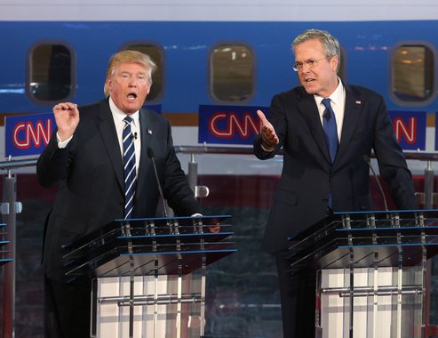 Candidatos presidenciais republicanos Donald Trump e Jeb Bush se confrontaram em debate que enfatizou a importância das primárias da Carolina do Sul; Trump, que lidera as pesquisas no Estado e em vias de assumir o comando na luta pela nomeação republicana caso ganhe an Carolina do Sul, atacou o irmão de Bush, o ex-presidente George W. Bush, por iniciar a Guerra do Iraque em 2003. "Um grande, enorme erro", disse; "Todos nós cometemos erros. Mas esse foi uma beleza... Eles mentiram! Eles disseram haver armas de destruição em massa. E não havia nenhuma", disparou; Bush por sua vez atacou Trump por comentários exaltando o presidente russo Vladimir Putin