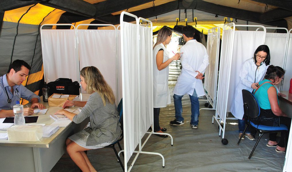 A exemplo de Brazlândia, o Hospital Regional de São Sebastião terá uma unidade de atenção à dengue — tendas de apoio para o diagnóstico da doença; a montagem está prevista para a semana que vem; segundo o secretário de Saúde, Fábio Gondim, falta apenas estabelecer o dia exato; ele disse ainda que outras regiões administrativas com alta incidência do mosquito Aedes aegypti, como Planaltina e Santa Maria, podem receber a estrutura posteriormente