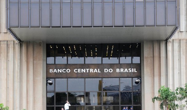 Pela segunda vez seguida, o Banco Central não mexeu nos juros básicos da economia; por unanimidade, o Comitê de Política Monetária (Copom) manteve nesta quarta (21) a taxa Selic em 14,25% ao ano; os juros básicos estão neste nível desde o fim de julho; atualmente, a Selic retorna ao nível de outubro de 2006, quando também estava em 14,25% ao ano; a taxa é o principal instrumento do BC para manter sob controle a inflação oficial