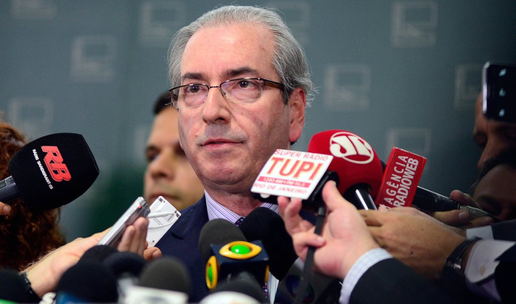O presidente da Câmara, Eduardo Cunha (PMDB-RJ), afirmou, nesta terça (3) que, se todo inquérito judicial contra deputados fosse motivo de representação ao Conselho de Ética, "deveria ter uns 150 no conselho"; "Se todo mundo que tivesse um processo fosse pro Conselho de Ética por quebra de decoro, tinha que ter uns 150. Porque tem mais ou menos uns 150 parlamentares que respondem a inquérito no Supremo", disse; nesta terça, foi aberto um processo contra Cunha por quebra de decoro parlamentar no Conselho de Ética da Câmara