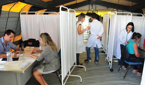 A exemplo de Brazlândia, o Hospital Regional de São Sebastião terá uma unidade de atenção à dengue — tendas de apoio para o diagnóstico da doença; a montagem está prevista para a semana que vem; segundo o secretário de Saúde, Fábio Gondim, falta apenas estabelecer o dia exato; ele disse ainda que outras regiões administrativas com alta incidência do mosquito Aedes aegypti, como Planaltina e Santa Maria, podem receber a estrutura posteriormente