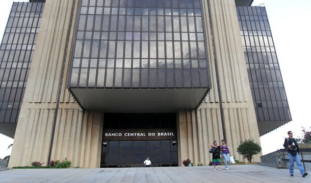 Banco Central ajustou as regras do recolhimento compulsório permitindo que os bancos destinem até R$ 3 bilhões de depósitos compulsórios de poupança a operações de financiamentos de projetos de infraestrutura do Programa de Aceleração do Crescimento (PAC), com exceção do programa Minha Casa, Minha Vida; em maio, o Conselho Monetário Nacional (CMN) já havia liberado a utilização pelos bancos de parte do depósito compulsório relacionado à poupança imobiliária para a realização de novas operações de financiamento habitacional; desde então financiamentos chegaram a  R$ 12 bilhões