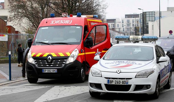 Homem encapuzado alegando estar agindo em nome do Estado Islâmico atacou um professor de jardim de infância com uma faca enquanto ele se preparava para as aulas em uma escola no norte de Paris;  agressor fugiu logo após o ataque; autoridades antiterrorismo estão investigando o caso; aulas na escola foram canceladas