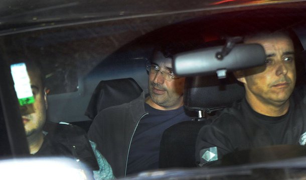 Cela da Cadeia Pública Pedrolino de Oliveira, conhecida como Bangu 8, tem TV, lavatório e buraco sanitário, o "boi", na linguagem da malandragem; o apelido "cadeia dos VIPs" foi dado quando o também banqueiro Salvatore Cacciola, do banco Marka, esteve preso no local por três anos, entre 2008 e 2011; Esteves pode receber de suas visitas um ventilador de 30 centímetros de altura e livros