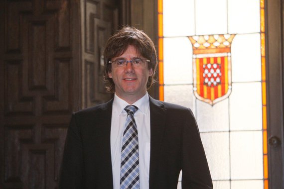O independentista Carles Puigdemont foi empossado como presidente da Catalunha, com um mandato para liderar a região no processo de independência da Espanha; "Viva a Catalunha livre", exclamou o novo presidente regional, de 53 anos, depois de ter obtido os votos favoráveis de 70 deputados de um total de 135; foram 63 votos contra e duas abstenções; segundo ele, deve ser lançado o "processo para criar um Estado Independente na Catalunha, para que as decisões do Parlamento catalão sejam soberanas"