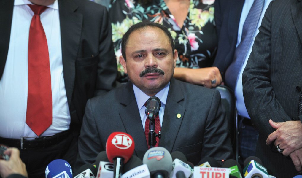 Líderes partidários devem convocar para esta terça (10) sessão extraordinária do plenário da Câmara com o objetivo de derrubar a decisão do presidente interino da Casa, Waldir Maranhão (PP-MA), que anulou a sessão do impeachment; fazem parte deste movimento as siglas de oposição a Dilma Rousseff, o PMDB e o chamado "centrão" (PP, PR, PTB, PSD, PRB e siglas nanicas); na sessão extraordinária, o ato de Maranhão pode ser derrubado pelo voto da maioria dos presentes
 