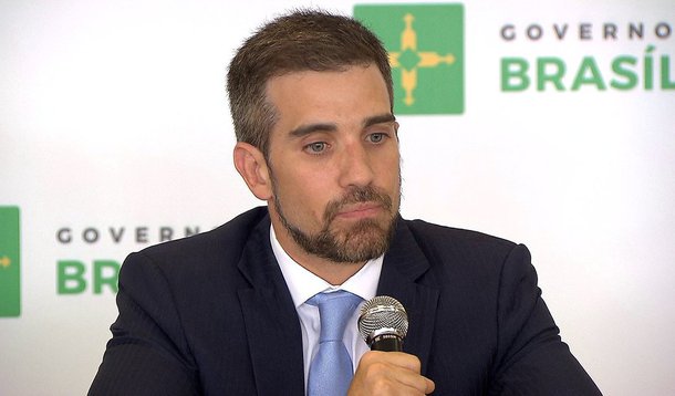 Novo secretário de Saúde do Distrito Federal, Humberto Fonseca disse que está preparando um plano emergencial para solucionar alguns problemas da rede pública, como falta de medicamentos, de material hospitalar, necessidade de reabertura de leitos de UTI e melhorias nos serviços de radioterapia e hemodiálise; o titular da pasta espera conseguir valores extras por meio de emendas parlamentares; atualmente, pasta tem uma dívida de R$ 460 milhões com fornecedores; o gestor é o terceiro no cargo desde o início da gestão Rodrigo Rollemberg