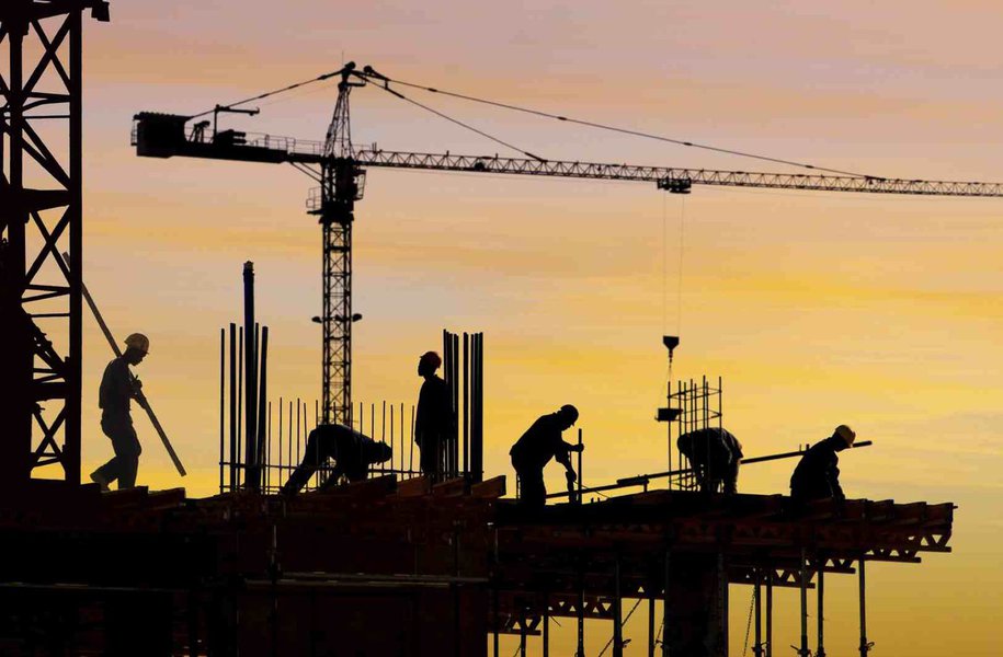 As vendas das indústrias de materiais de construção aumentaram em todo o país 10,7% em março sobre fevereiro último; no entanto, se comparadas a março do ano passado, houve recuo de 17%; os segmentos que fornecem itens para a base de construção registraram crescimento de 11,8%, superando o índice de vendas do setor de acabamentos que indicou alta de 9%; o nível de emprego no terceiro mês do ano ficou praticamente estável, com variação de 0,2%