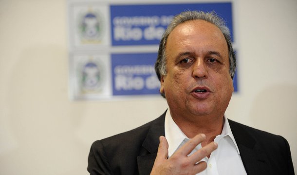 O governador licenciado do Rio de Janeiro, Luiz Fernando Pezão, continuará internado no Hospital Pró-Cardíaco, em Botafogo, na zona sul da cidade; a previsão era que Pezão tivesse alta na manhã desta terça-feira (2), mas o médico que trata do governador, o oncologista Daniel Tabak, disse que ele ainda precisará ficar no hospital para um monitoramento pós-quimioterapia; o governador foi diagnosticado com linfoma não Hodgkin em tecido ósseo, um tipo raro e agressivo de câncer