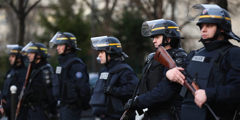 A polícia de Paris deteve neste domingo mais de uma centena de manifestantes que se opõem à realização da conferência sobre o clima; "São pequenos grupos violentos que atacaram a polícia com projéteis e até mesmo com uma bola de boliche [bowling]", informou o chefe de polícia, Michel Cadot, acrescentando que nenhum dos manifestantes ou elementos das forças de segurança policiais ficaram feridos; a marcha pelo clima, agendada para hoje em Paris, onde na amanhã (30) começa a conferência das Nações Unidas sobre clima, foi cancelada por causa dos atentados de 13 de novembro na capital francesa