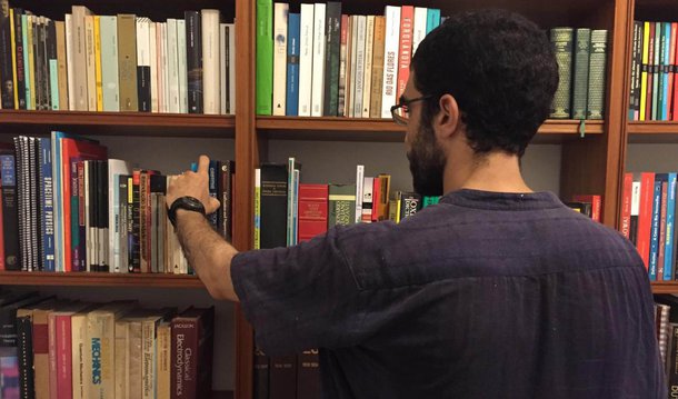 "Nem a mídia francesa mostrou uma hostilidade tão exacerbada contra mim", afirmou o cientista argelino Adlène Hicheur, professor do Instituto de Física da UFRJ, que recusou-se a falar com os jornalistas que invadiram sua sala na UFRJ e bateram na porta de seu apartamento, na Tijuca; reportagem da revista Época que o chama de terrorista remoeu detalhes velhos de um caso já amplamente noticiado na mídia europeia há seis anos, e do qual ele foi declarado inocente