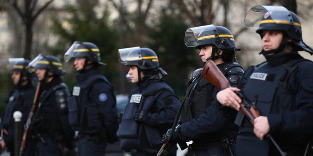 A polícia de Paris deteve neste domingo mais de uma centena de manifestantes que se opõem à realização da conferência sobre o clima; "São pequenos grupos violentos que atacaram a polícia com projéteis e até mesmo com uma bola de boliche [bowling]", informou o chefe de polícia, Michel Cadot, acrescentando que nenhum dos manifestantes ou elementos das forças de segurança policiais ficaram feridos; a marcha pelo clima, agendada para hoje em Paris, onde na amanhã (30) começa a conferência das Nações Unidas sobre clima, foi cancelada por causa dos atentados de 13 de novembro na capital francesa