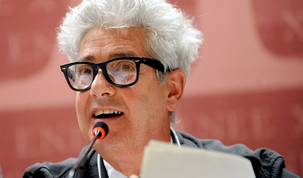 Em debate na Assembleia Legislativa de São Paulo, o sociólogo Laymert Garcia dos Santos, da Unicamp, falou da "instrumentalização totalitária da linguagem política" pela imprensa e sobre a deslegitimação midiática da presidente Dilma; "Só as versões se tornam realidade, ao ponto de as pessoas não saberem mais o que é real e o que não é", disse