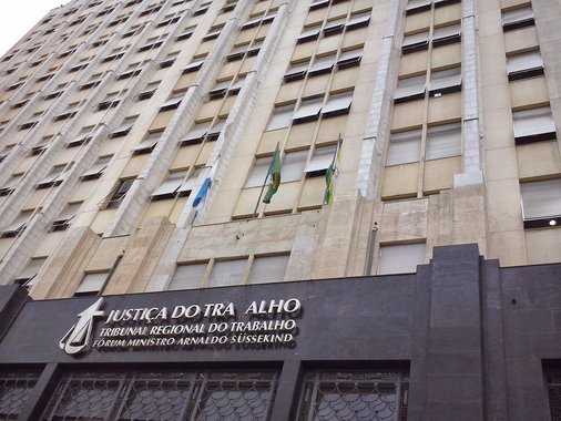 Uma nova operação fiscal de combate ao trabalho escravo urbano e tráfico internacional de pessoas foi deflagrada pelo Ministério do Trabalho e Previdência Social; a ação será comandada por quatro equipes de auditores-fiscais do trabalho que serão acompanhados da PF, Procon, DPU (Defensoria Pública da União) como parte da nona fase da Operação Yulin; a operação recebeu este nome em deferência ao hábito dos chineses de utilizar carne de cães na culinária, pois na China há um polêmico festival em que mais de 10 mil cachorros são mortos para virar comida, em praça pública e por ter sido constatado o uso de carne irregular em um estabelecimento em Belford Roxo, na primeira fase de auditoria