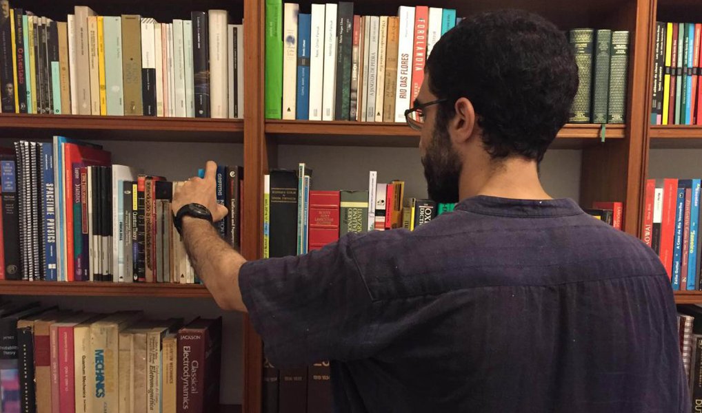 "Nem a mídia francesa mostrou uma hostilidade tão exacerbada contra mim", afirmou o cientista argelino Adlène Hicheur, professor do Instituto de Física da UFRJ, que recusou-se a falar com os jornalistas que invadiram sua sala na UFRJ e bateram na porta de seu apartamento, na Tijuca; reportagem da revista Época que o chama de terrorista remoeu detalhes velhos de um caso já amplamente noticiado na mídia europeia há seis anos, e do qual ele foi declarado inocente