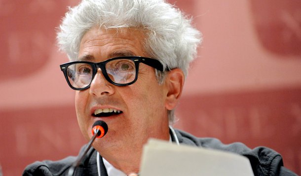 Em debate na Assembleia Legislativa de São Paulo, o sociólogo Laymert Garcia dos Santos, da Unicamp, falou da "instrumentalização totalitária da linguagem política" pela imprensa e sobre a deslegitimação midiática da presidente Dilma; "Só as versões se tornam realidade, ao ponto de as pessoas não saberem mais o que é real e o que não é", disse