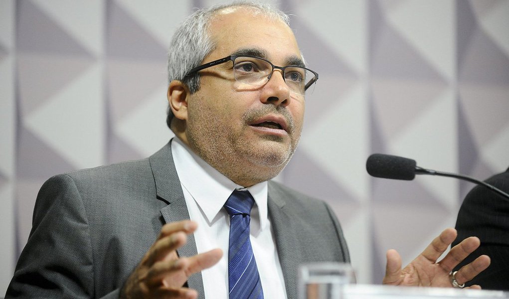 "Não basta que todos os senadores queiram votar contra Dilma, se não existe crime de responsabilidade praticado por ela. Se isso ocorre, a ordem jurídica criada a partir da Constituição é violada", afirmou o professor de direito da UFRJ Geraldo Prado, o primeiro a falar na quarta rodada de manifestações de especialistas escalados para serem ouvidos pela Comissão Especial do Impeachment do Senado, nesta terça-feira 2; declarações de hoje são todas em defesa da presidente