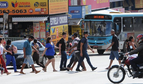 A taxa de desemprego total em Brasília manteve-se relativamente estável no fim de 2015, ao passar de 15,1% em novembro para 15,4% em dezembro; de um mês para outro, o número de pessoas sem emprego nas regiões com renda mais alta, a exemplo dos Lagos Sul e Norte, subiu de 6,9% para 7,1%; nas regiões intermediárias, como Taguatinga e Gama, caiu de 12,4% para 12%; e naquelas de renda mais baixa, como Brazlândia e Recanto das Emas, aumentou de 18,2% para 19,2%