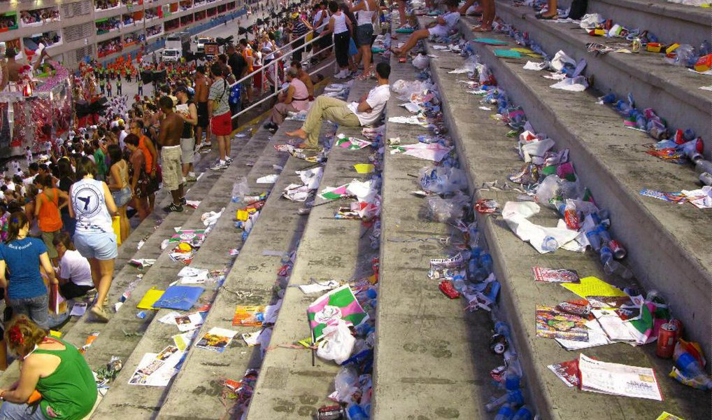 Companhia Municipal de Limpeza Urbana (Comlurb) recolheu no segundo dia dos desfiles das Escolas de Samba do Grupo A, no Sambódromo, da Avenida Marquês de Sapucaí e entorno, 23,76 toneladas de resíduos, além de 3,73 toneladas de material reciclável, do interior da passarela; na ação, atuaram quase 500 garis durante toda a noite e madrugada, inclusive nas arquibancadas, mantendo o ambiente limpo durante os desfiles, além de outras 108 toneladas de detritos na passagem dos blocos pelas ruas da cidade, totalizando 136 toneladas de entulho