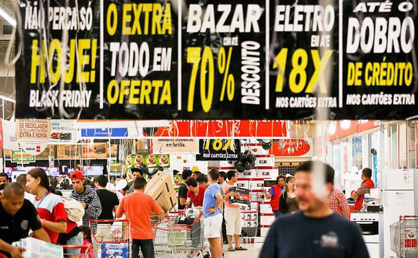 As vendas online da Black Friday somaram R$ 1,53 bilhão, salto de 76% sobre 2014, quando as liquidações da última sexta-feira de novembro (27) atingiram em R$ 872 milhões, informou a ClearSale, em parceria com o BuscaDescontos, organizador da BlackFriday.com.br; foram feitos 3,122 milhões de pedidos ao preço médio de R$ 492, enquanto no ano anterior foram 2,092 milhões de encomendas, a um valor médio de R$ 416