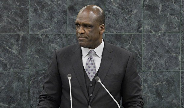 Autoridades norte-americanas prenderam o ex-presidente da Assembleia-Geral da Organização das Nações Unidas (ONU) John Ashe, embaixador de Antígua e Barbuda na ONU, sob a acusação de participar de um esquema de corrupção envolvendo um bilionário do setor imobiliário de Macau e quatro outros réus; Ashe é acusado de ter recebido mais de US$ 500 mil para liberar a construção de um centro de conferências com patrocínio da ONU em Macau, dentre outras irregularidades
