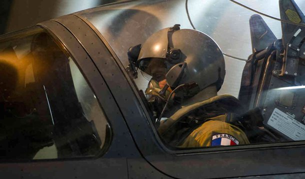 Dois dias após os ataques que mataram 129 em Paris, os caças franceses lançaram seus maiores ataques até agora na Síria contra o reduto do Estado Islâmico em Raqqa; "O ataque que incluiu 10 caças, foi lançado simultaneamente dos Emirados Árabes Unidos e da Jordânia. Vinte bombas foram lançadas", informou o Ministério da Defesa em comunicado; a operação, realizada em coordenação com forças dos Estados Unidos, atingiu um centro de comando, um centro de recrutamento de jihadistas, um depósito de munições e um campo de treinamento de combatentes