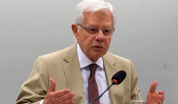 Ex-ministro Moreira Franco afirma que um eventual governo Temer não pretende cortar os benefícios que estão em vigor na área social; "Na área social, estamos à esquerda e, na área econômica, nós não achamos que a ideologia possa substituir as quatro operações fundamentais [da matemática]"; ele diz que não está nos planos do partido, cortar benefícios, como o Bolsa Família, o Pro-Uni ou o Pronatec; "Ao contrário, queremos fortalecê-los", disse