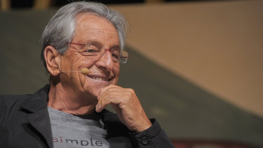 Ex-petista tornou-se um dos mais ativos defensores do afastamento da presidente Dilma Rousseff; seu ativismo anti-PT causa inveja ao mais ávido dos ‘demotucanos’ da oposição; para o apresentador da GloboNews, Lula é “chefe de quadrilha” e precisa ser preso; questionado se há argumento constitucional sobre o impeachment, sai com uma tirada incrível: “Não há nada que diga respeito a ela, pessoalmente”; mas, e daí?