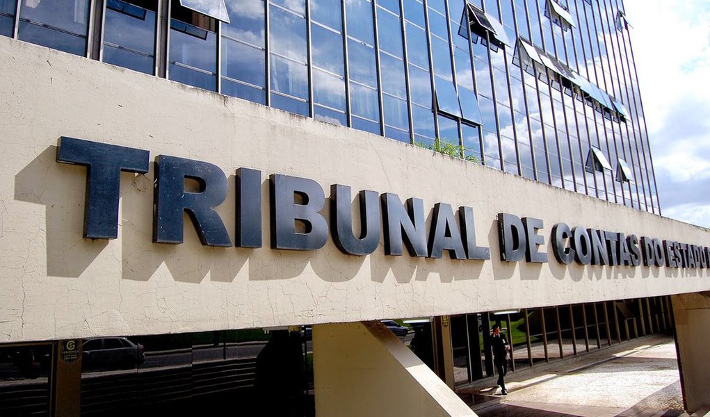 O Tribunal de Justiça (TJ-PR) aceitou a denúncia do Ministério Público sobre o esquema de fraude em licitação na obra do prédio anexo ao Tribunal de Contas (TC-PR), obra que custaria R$ 36,4 milhões; segundo a denúncia, houve direcionamento do processo licitatório com o objetivo beneficiar a construtora Sial; os investigados passam a ser réus no processo; o tribunal cancelou a licitação e a obra