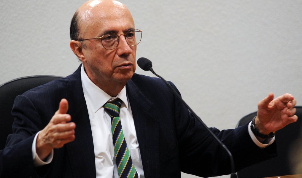 Provável ministro da Fazenda no eventual governo de Michel Temer (PMDB), Henrique Meirelles definiu os três eixos das primeiras medidas econômicas a serem tomadas: um projeto fixando um teto para o crescimento dos gastos públicos, com o fim de boa parte das vinculações de receitas, uma reforma da Previdência e a racionalização do sistema tributário; em reuniões com assessores do vice, realizadas durante esta semana, o ex-presidente do BC disse que o lema do governo Temer na economia vai ser "vamos devagar, mas estamos com pressa"