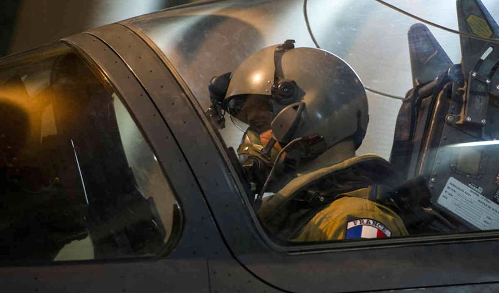 Dois dias após os ataques que mataram 129 em Paris, os caças franceses lançaram seus maiores ataques até agora na Síria contra o reduto do Estado Islâmico em Raqqa; "O ataque que incluiu 10 caças, foi lançado simultaneamente dos Emirados Árabes Unidos e da Jordânia. Vinte bombas foram lançadas", informou o Ministério da Defesa em comunicado; a operação, realizada em coordenação com forças dos Estados Unidos, atingiu um centro de comando, um centro de recrutamento de jihadistas, um depósito de munições e um campo de treinamento de combatentes